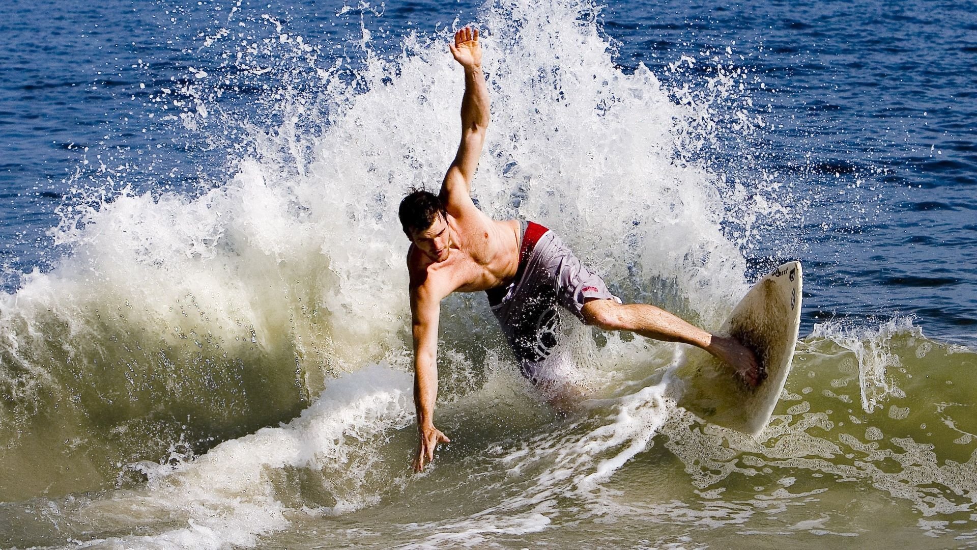 ayx爱游戏官网-哈兰德神级表现，英超连续10场破门领跑射手榜，哈兰德联赛进球